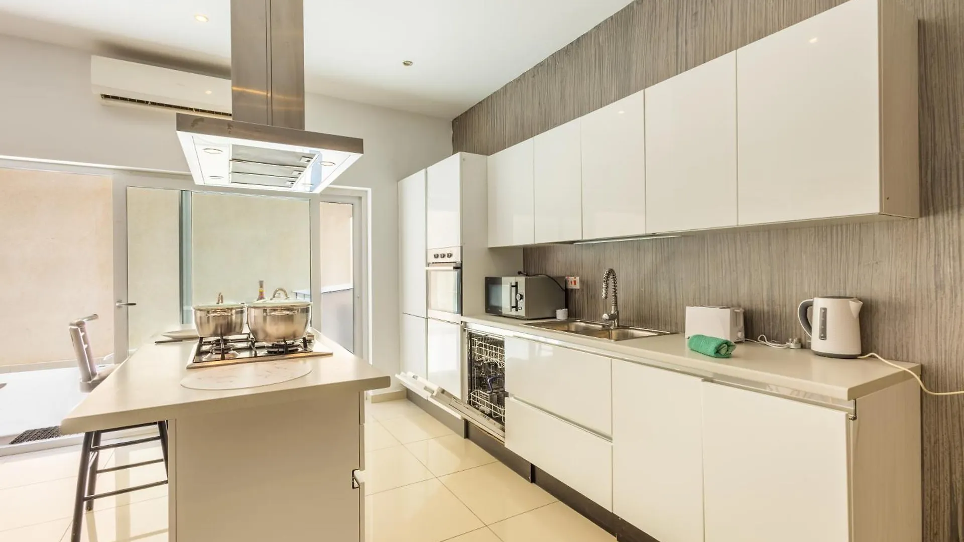 Saint Julian's Spacious St Julians Apt Sleep 7 Huge Terrace By Quicktrips